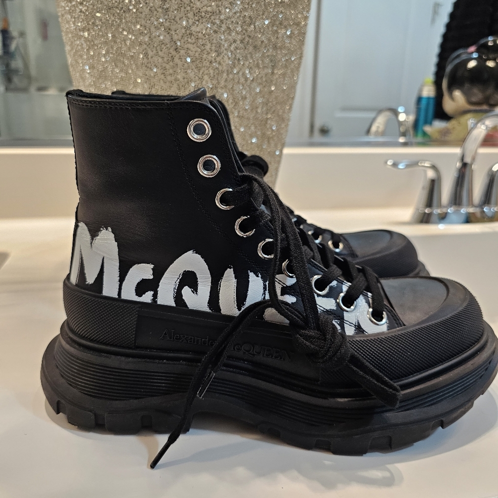 Alexander McQueenWomens Black Tread Slick High top Sneakers boots